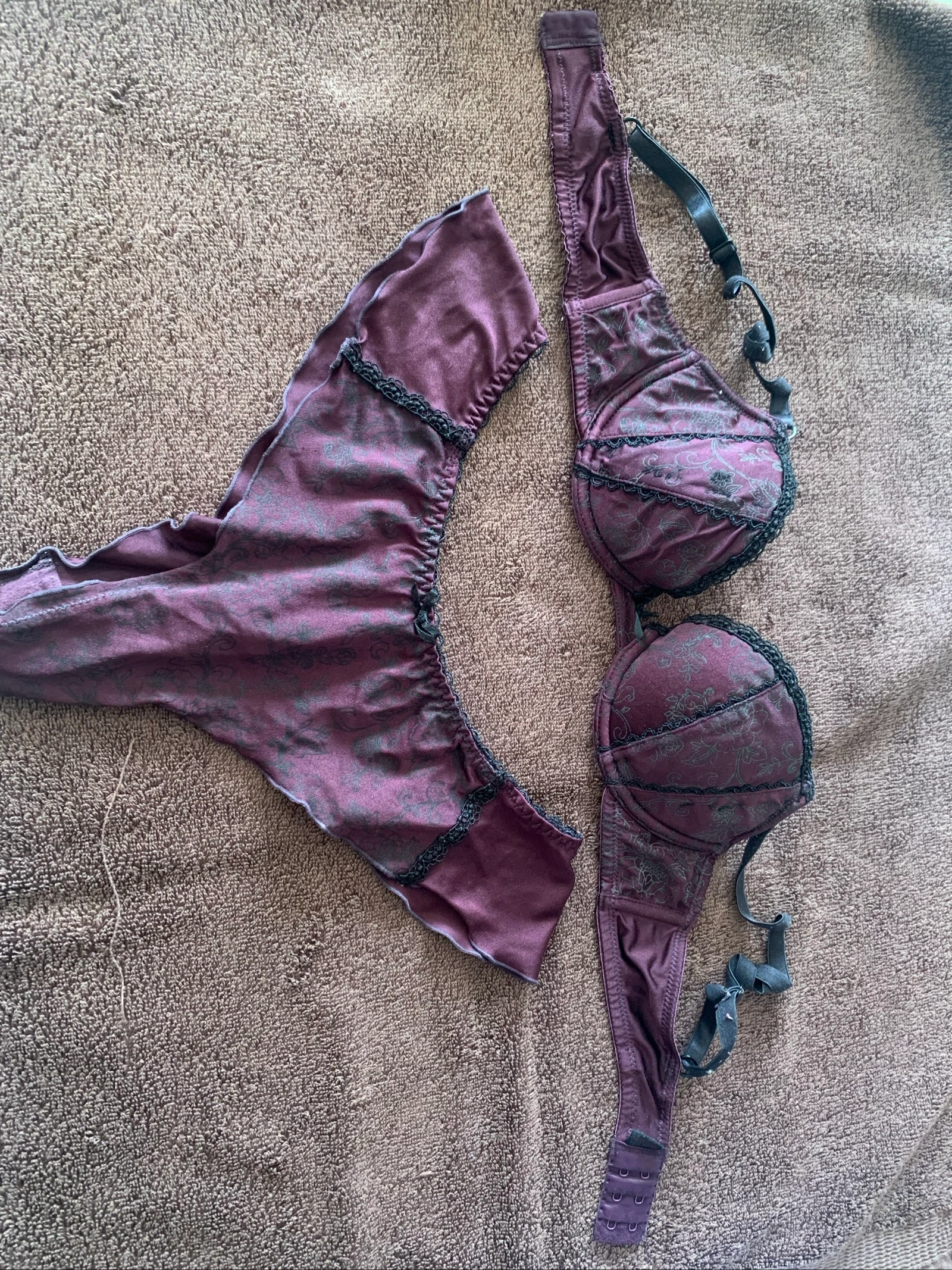 Ensemble lingerie satin & dentelle bordeaux – Soutien-gorge 85B + string 36 – Comme neuf